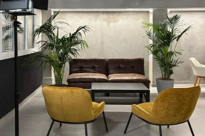 Area lounge con divano e poltrone gialle – Spazio Chiave Milano
