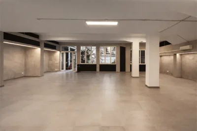 Sala eventi ampia e luminosa con ingresso vetrato – Spazio Chiave Milano