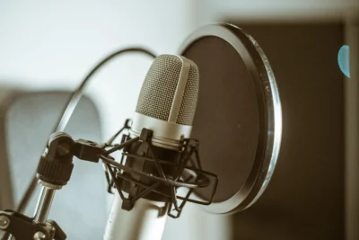 Microfono professionale sul set podcast di Spazio Chiave Milano