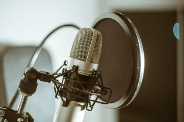 Professional microphone on the podcast set at Spazio Chiave Milan