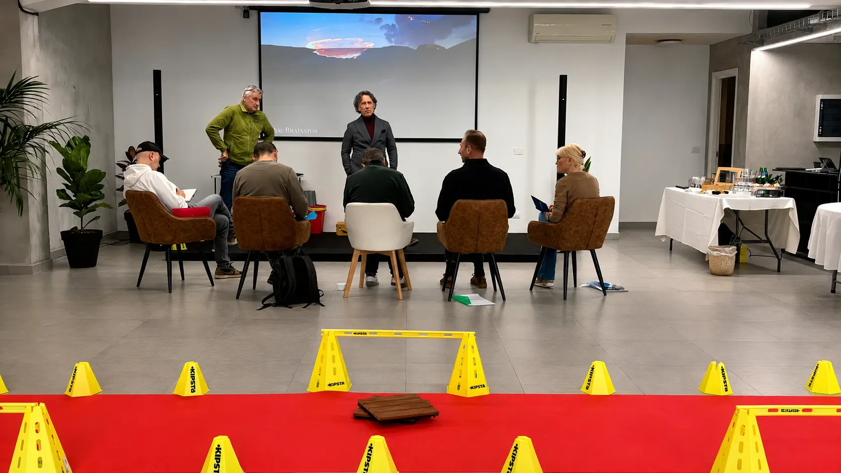 Sedute e schermo per corsi di formazione – Spazio Chiave Milano