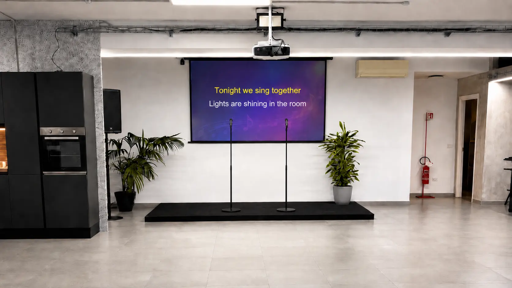 Palco con schermo, microfoni e luci per karaoke – Spazio Chiave Milano