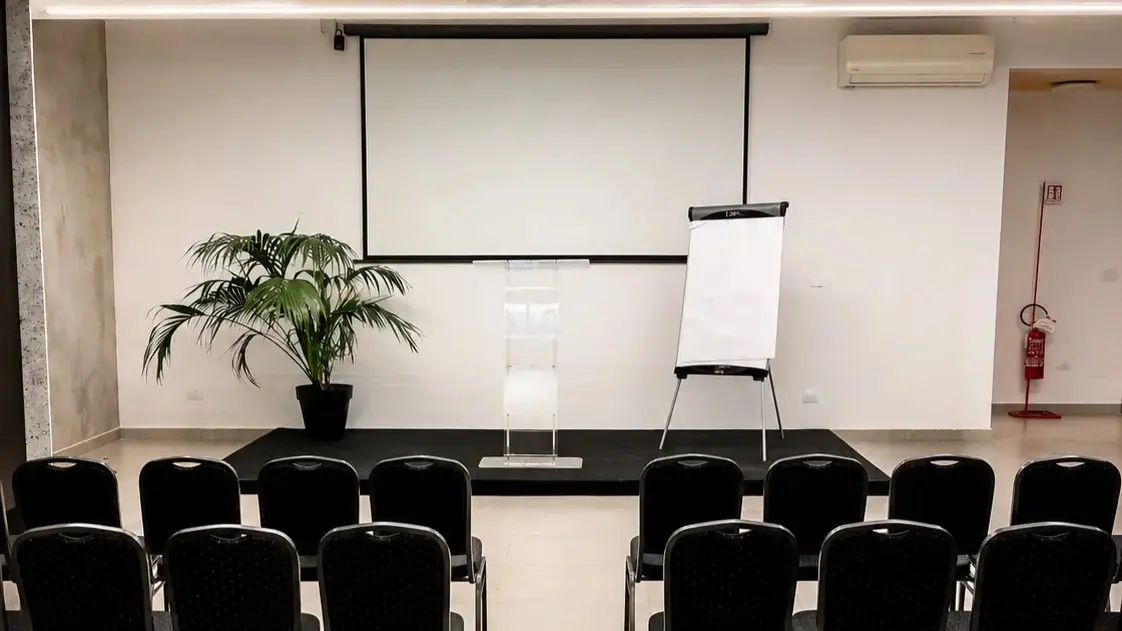 Sala meeting con tavolo e schermo per formazione – Spazio Chiave Milano