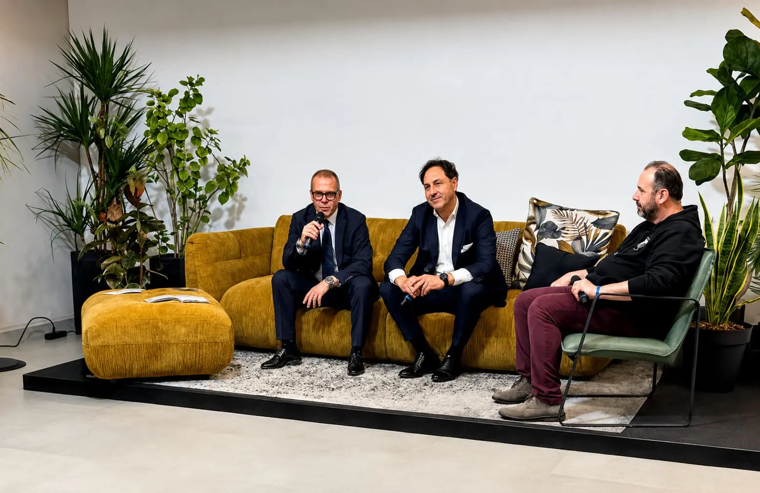 Set podcast con microfoni e luci – Spazio Chiave Milano