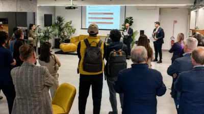 Allestimento a platea con palco e schermo per presentazioni – Spazio Chiave Milano