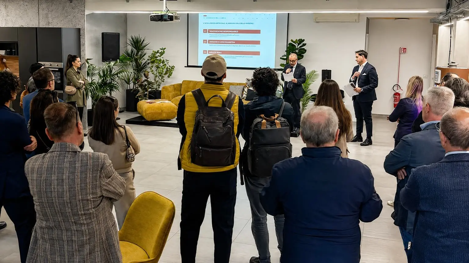 Allestimento a platea con palco e schermo per presentazioni – Spazio Chiave Milano