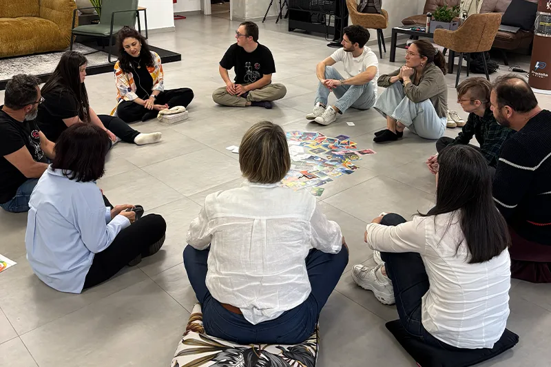 Attività partecipativa in cerchio durante In&Aut – Fuorisalone 2026 a Spazio Chiave